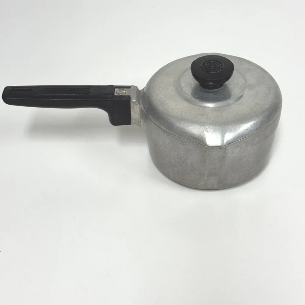 Vintage Wagner Ware Magnalite 1.5 Qt saucepan w/ Lid Double Pour Spout 468 1/2M